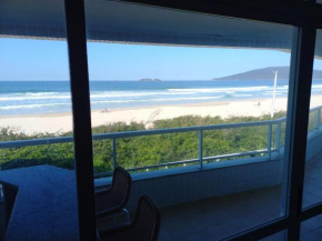 Apartamento frente ao mar 0186